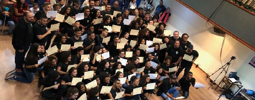 Large group of Arte Transforma participants holding certificates.